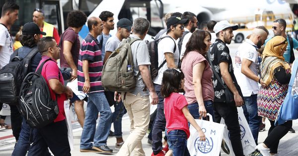 Foto: Llegada de 164 refugiados al aeropuerto Adolfo Suárez Madrid-Barajas, en agosto. (EFE)