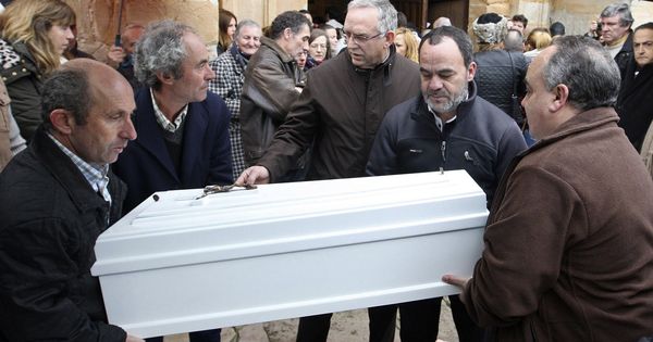 Foto: El féretro con los restos mortales de la pequeña Alicia llega a la iglesia burgalesa donde se celebró el funeral. (EFE)