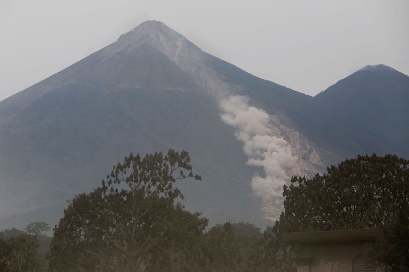 Vista de la cascada de lava descendiendo por la ladera del Volcán de Fuego. (Reuters)