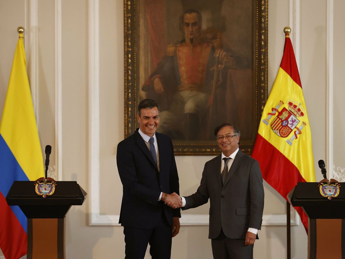 Foto: El presidente de Colombia, Gustavo Petro (d), le da la mano al presidente español, Pedro Sánchez (i). (EFE/Castañeda)