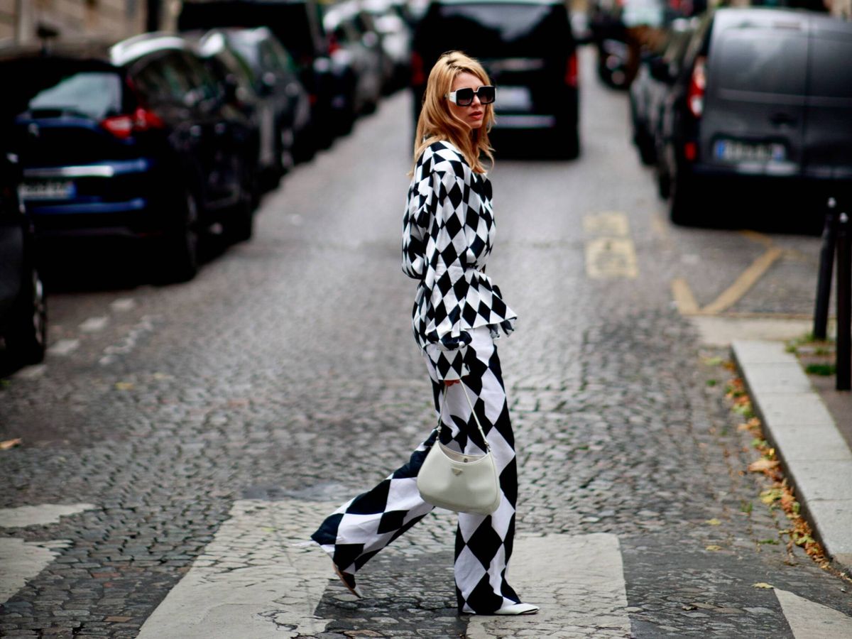 Foto: El look de Chanel en las calles de París. (Imaxtree)