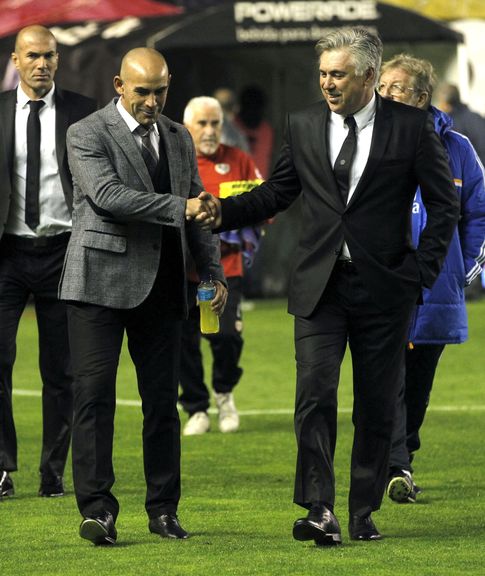 Foto: Carlo Ancelotti y Paco Jémez se saludan antes del comienzo del partido