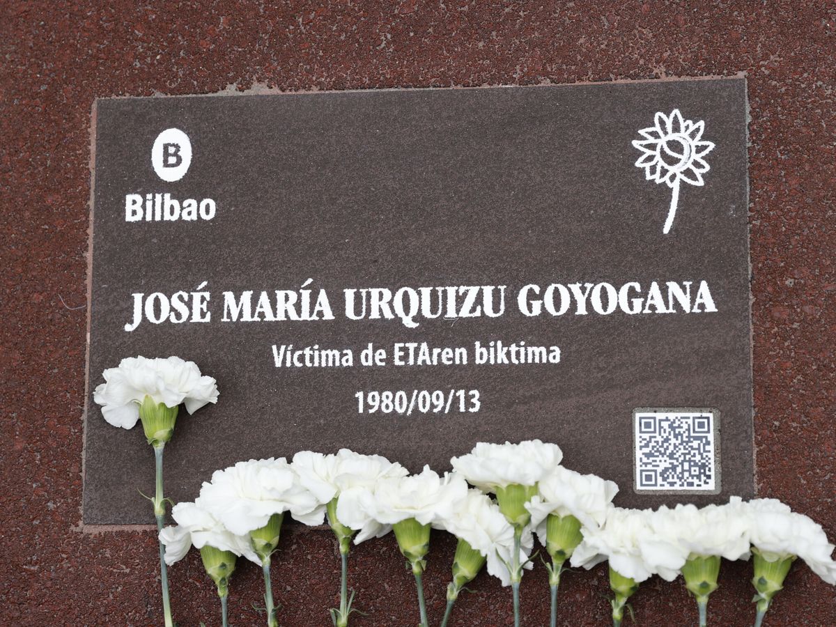 Foto: Placa en recuerdo de José María Urquizu Goyogana. (EFE/Luis Tejido)