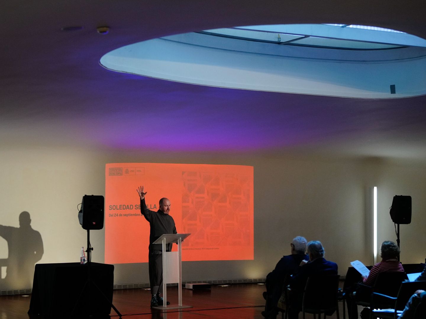El director del Museo Reina Sofía, Manuel Segade, presenta la programación de 2024 este miércoles, en el edificio Nouvel del propio museo. (EFE/Borja Sánchez Trillo)