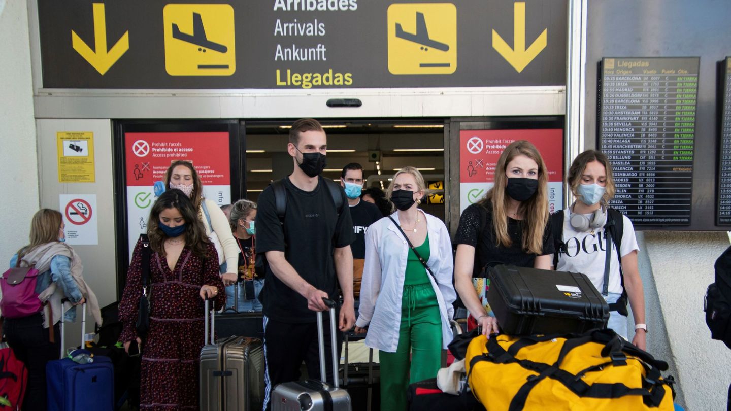 Llegadas de turistas al aeropuerto de Palma. (EFE)