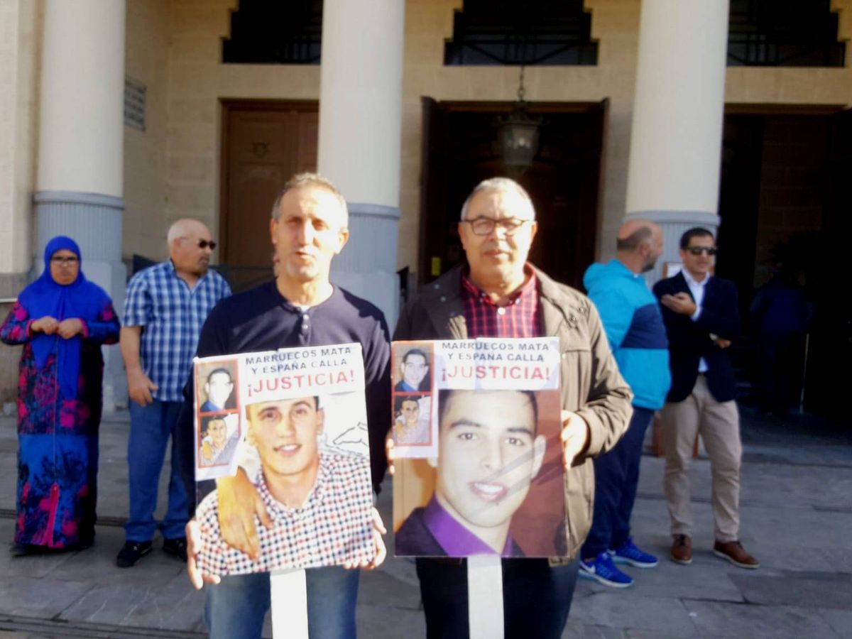 Foto: Concentración organizada en Melilla por los padres de las dos víctimas para pedir que se investigue su asesinato. (Cedida)