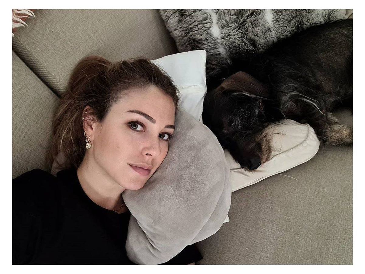 Foto: Blanca Suárez, en el sofá de su casa junto a su perro Pistacho. (Redes)