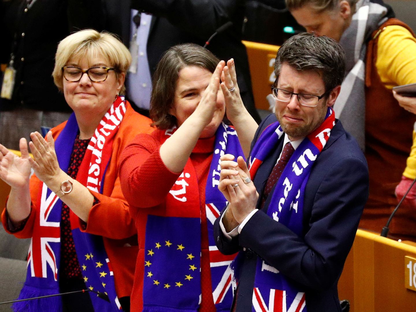 Eurodiputados británicos en el Parlamento Europeo tras la votación que ratifica el Brexit. (Reuters)