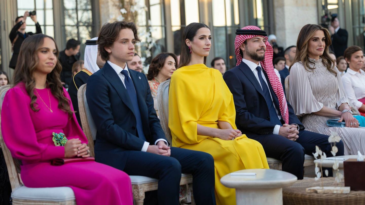 La reina Rania, con sus hijos y su ya nuera durante la boda de Iman. (Corte Real Hachemita)