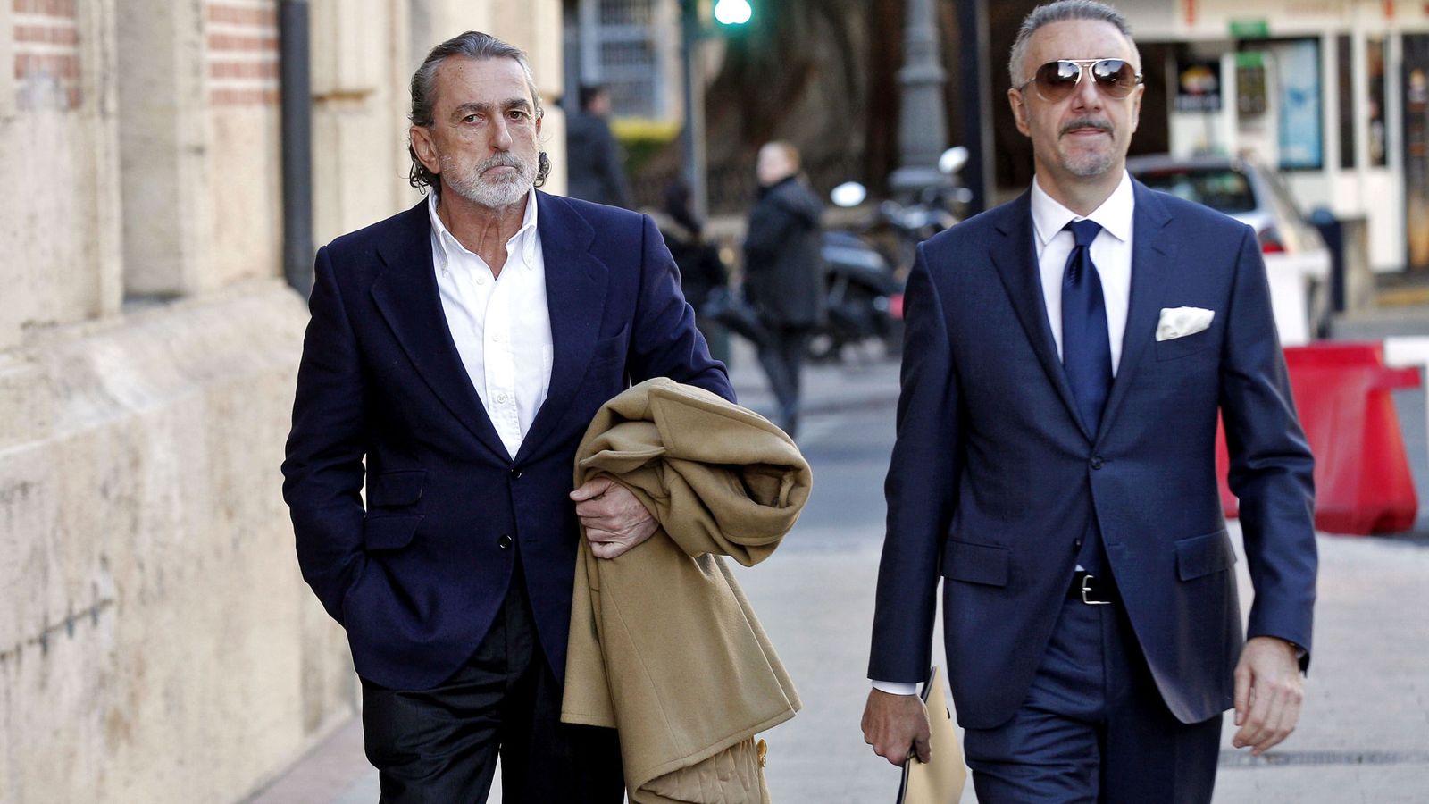 Foto: Francisco Correa (i), con su abogado, a su llegada al TSJCV. (EFE)