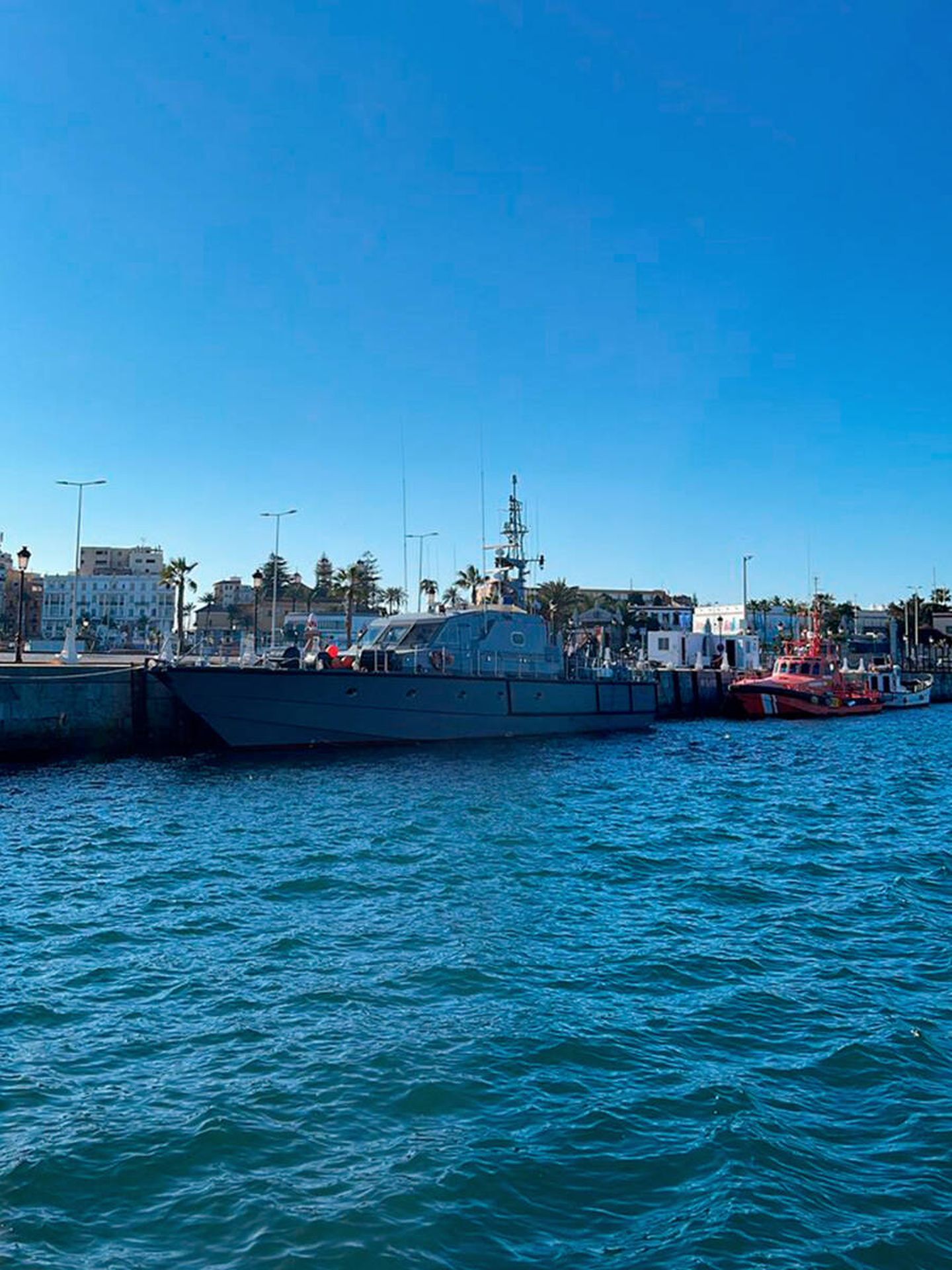 Patrullero de la Armada Isla León, que vigila las operaciones de trasvase de petróleo ruso a las puertas de Ceuta. (Cedida)