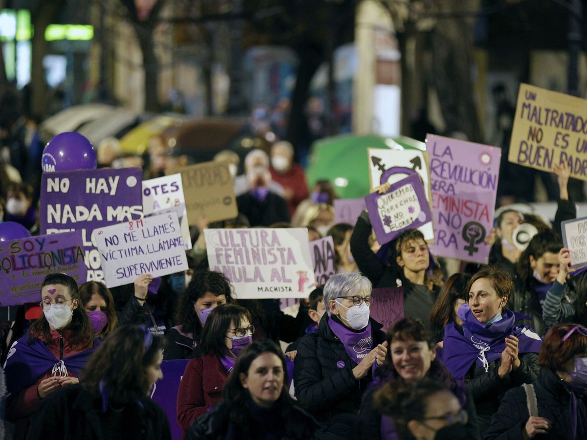 Foto: Vista de una manifestación feminista. (EFE/Manuel Bruque)