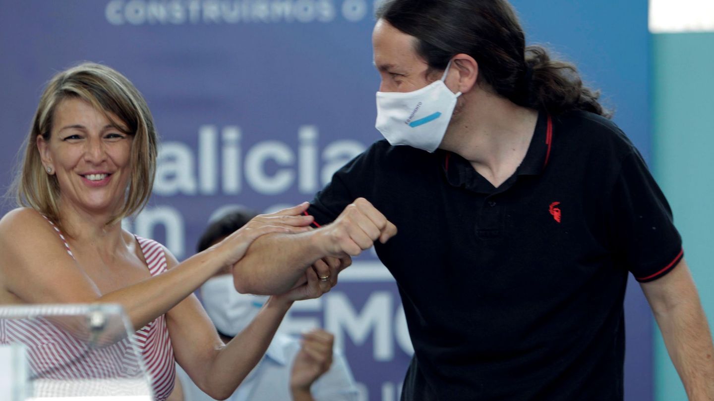 El secretario general de Podemos, Pablo Iglesias, junto a Yolanda Díaz. (EFE)