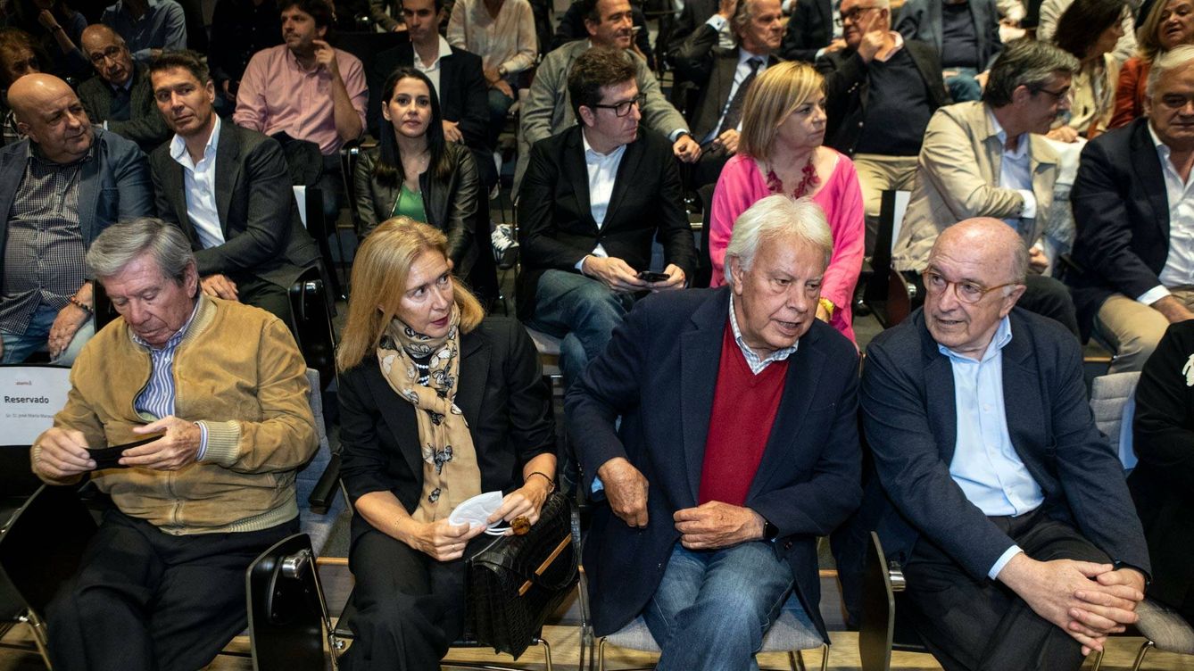 Foto: El expresidente Felipe González (2d), en primera fila durante la presentación del libro de Ignacio Varela. (Isabel Blanco)