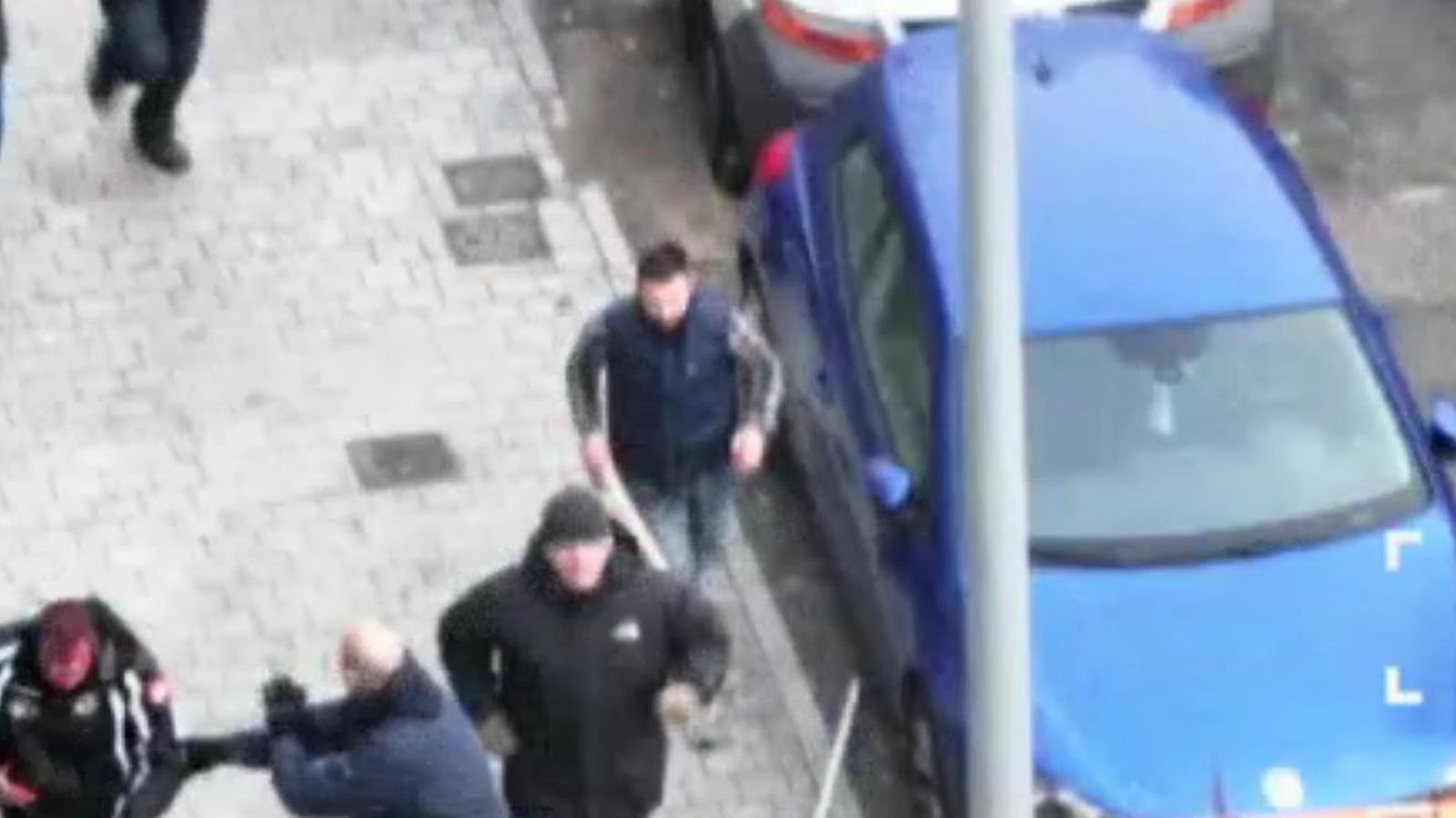 Foto: El menor acusado del crimen, a la derecha, con capucha junto al coche y con una porra en su mano derecha.