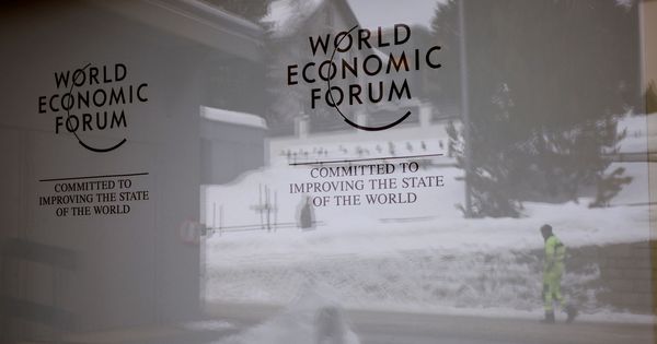 Foto: El logo del Foro Económico Mundial aparece reflejado en la puerta del Centro de Congresos del 'resort' de montaña de Davos, el 11 de enero de 2018. (Reuters)