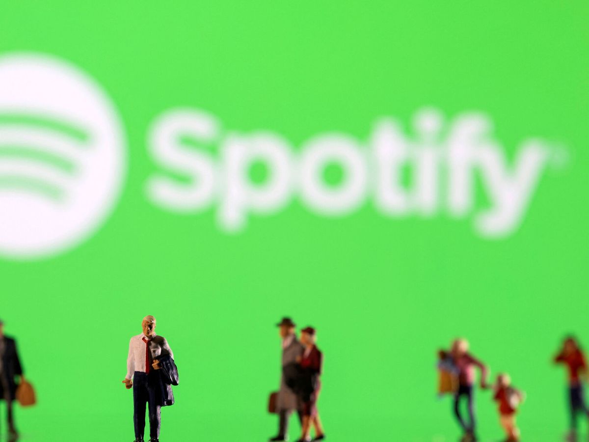 Foto: File photo: illustration shows small figurines and displayed spotify logo