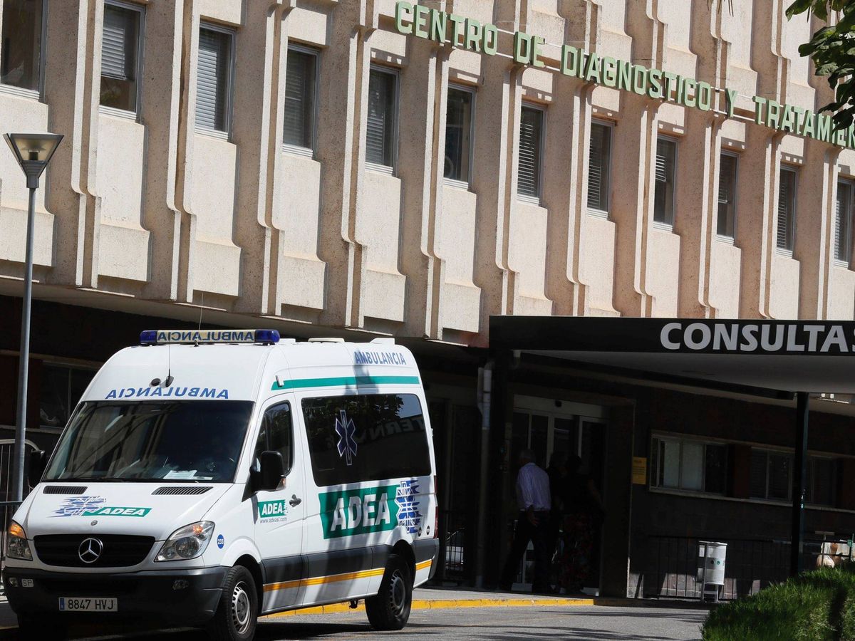 Foto: Una ambulancia delante del Hospital Virgen del Rocío. (EFE/José Manuel Vidal)