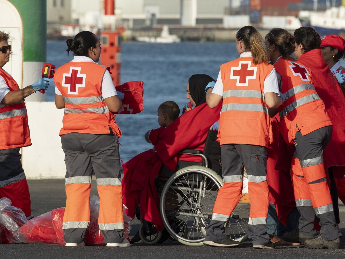 Foto: Salvamento Marítimo rescata a otro centenar de inmigrantes en Lanzarote. (EFE/Adriel Perdomo)