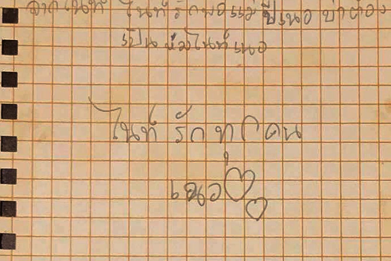 Una de las cartas enviadas por los niños de Tailandia atrapados en la cueva | EFE