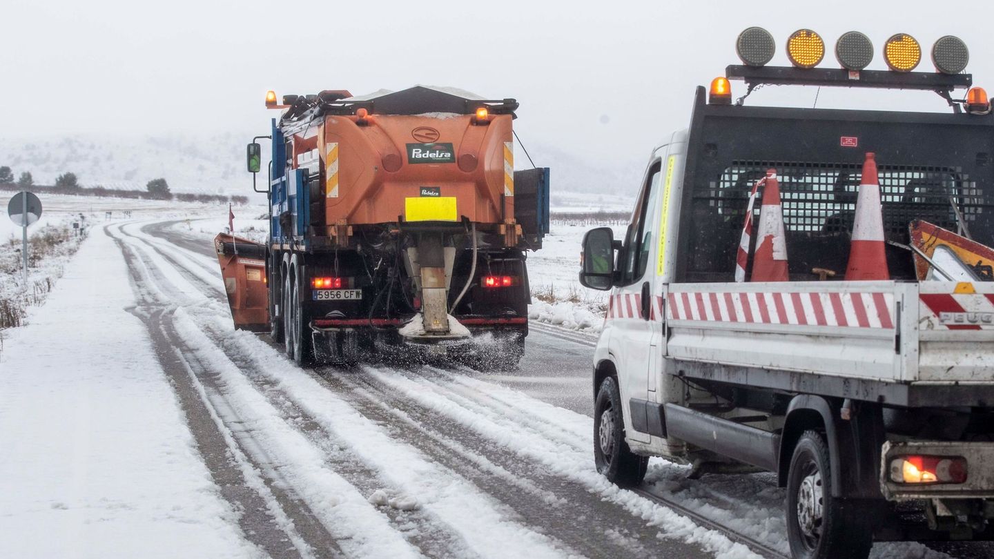Una máquina quitanieves esparce sal para disolver la nieve de la carretera RM-404. (EFE) 
