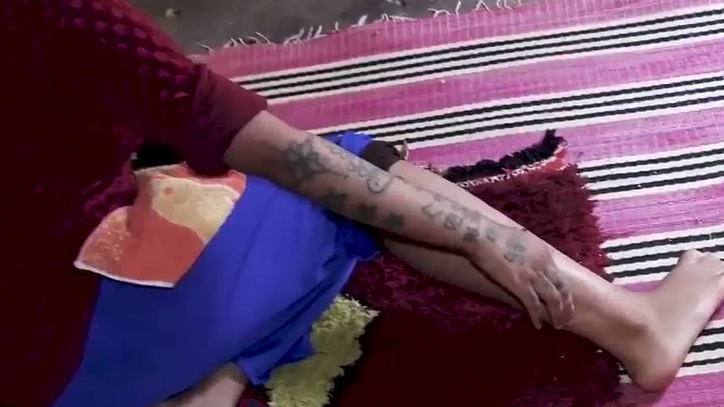 La joven Khadija Okkarou fue secuestrada y sufrió todo tipo de abusos durante dos meses, como esos tatuajes realizados a la fuerza por sus captores.