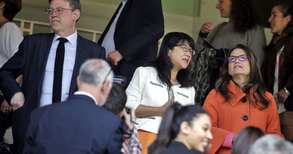 Foto: Mónoca Oltra, en el palco de Mestalla con Layhoon Chan, anterior presidenta del Valencia. (EFE)