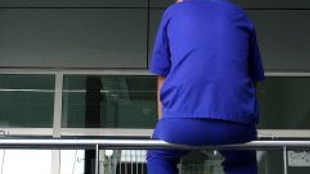 A Güemes se le acumulan los problemas con la huelga de los médicos de Atención Primaria