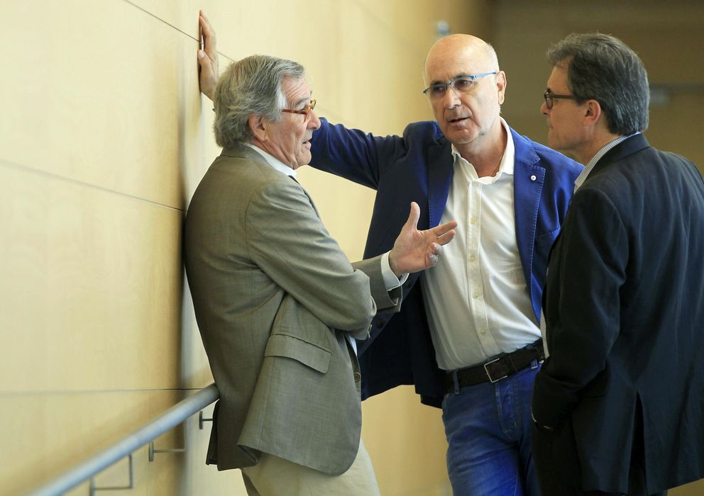 Foto: Trias conversa con Duran Lleida y el presidente catalán, Artur Mas. (Efe)