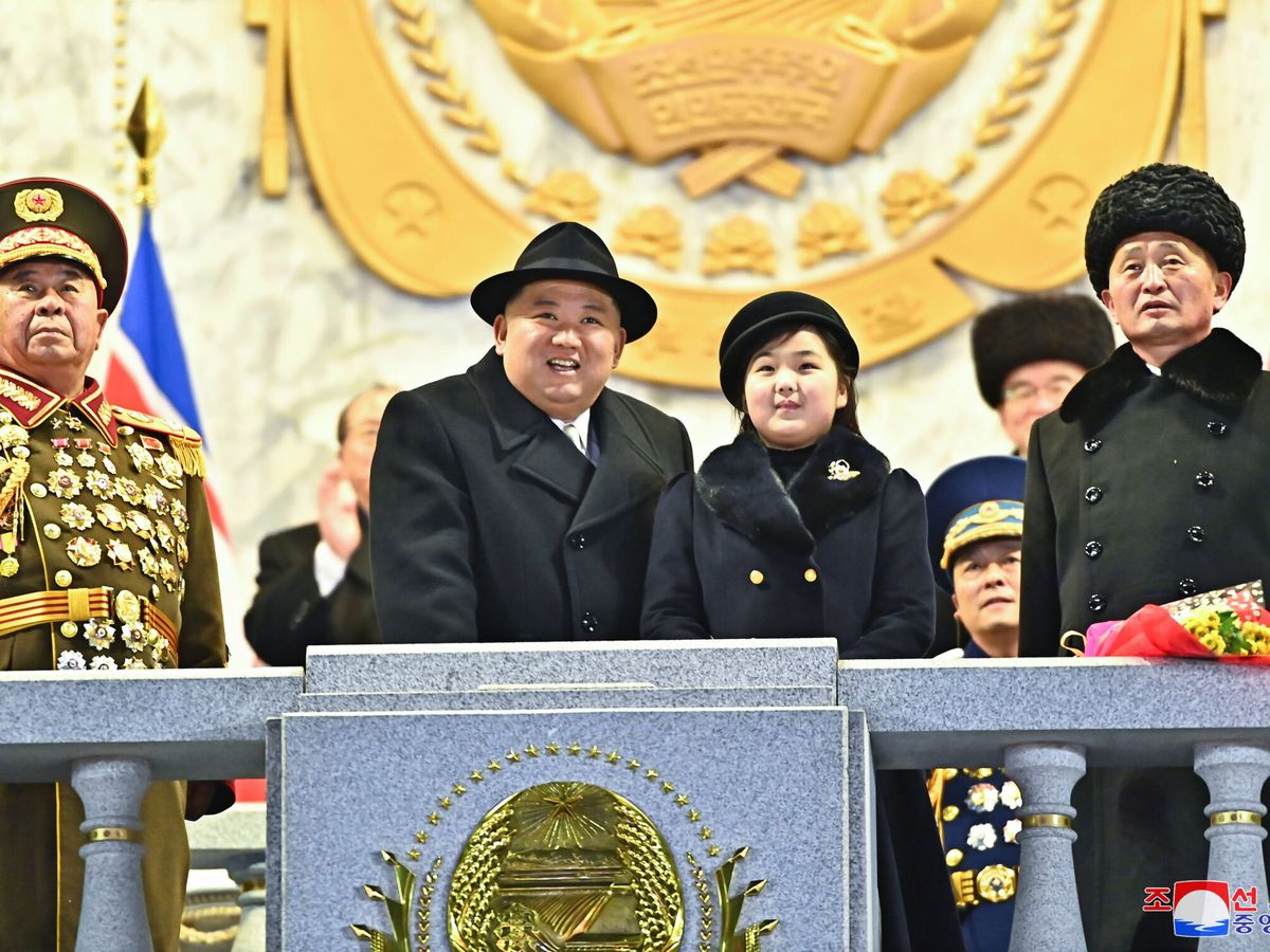 Foto: Foto de Kim Jong Un con su hija durante el desfile del pasado 8 de febrero. (EFE/KCNA)