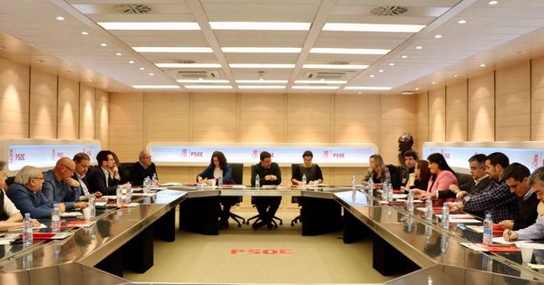 Foto: Mario Jiménez, Ascensión Godoy y Laura Seara, reunidos en Ferraz con los secretarios de Organización regionales este 31 de marzo. (Twitter PSOE)
