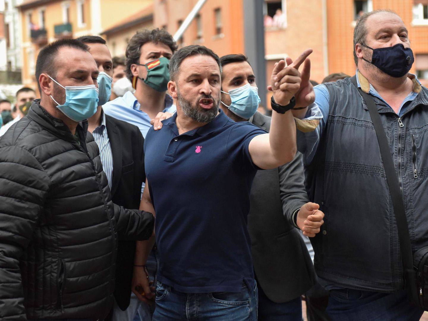 Abascal se encara con un grupo de manifestantes tras intervenir en el mitin de Sestao. (EFE)