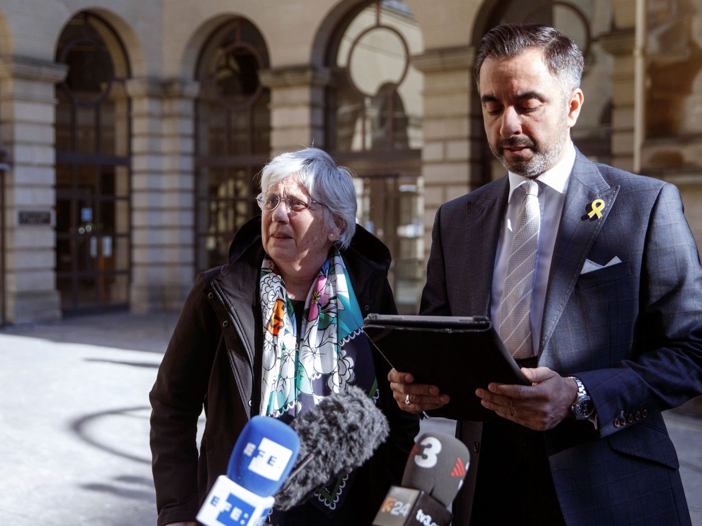 La exconsellera catalana Clara Ponsati y su abogado Aamer Anwar. (EFE)
