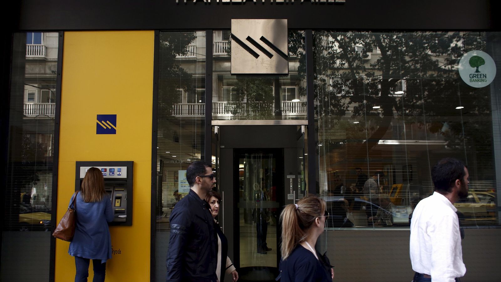 Foto: Una sucursal del Piraeus Bank, la cuarta entidad de Grecia en capitalización (REUTERS)