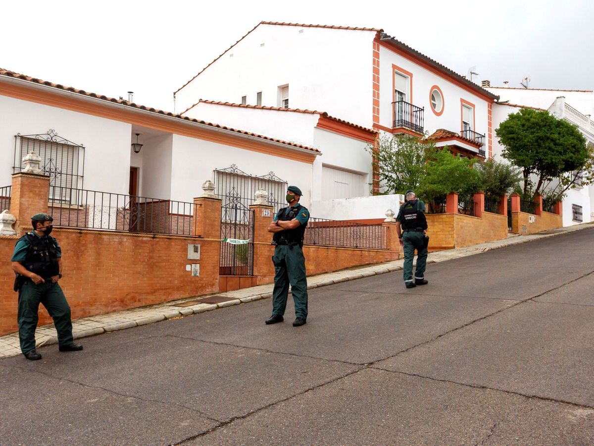 Foto: Agentes de la Guardia Civil de Zafra (Badajoz) vigilan la vivienda del autor confeso de la muerte de Manuela Chavero. Foto: Efe