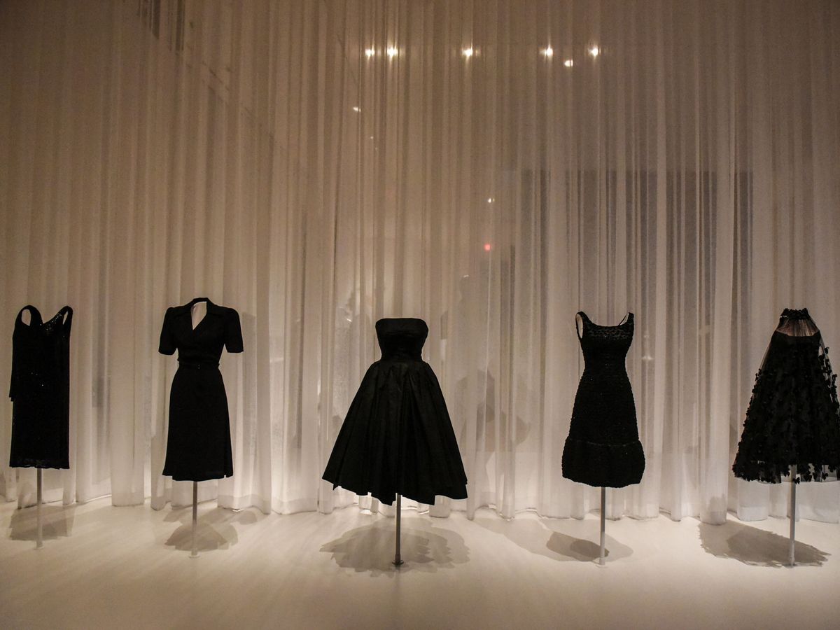 Foto: Exposición sobre el 'little black dress'. (Reuters/Stephanie Keith)