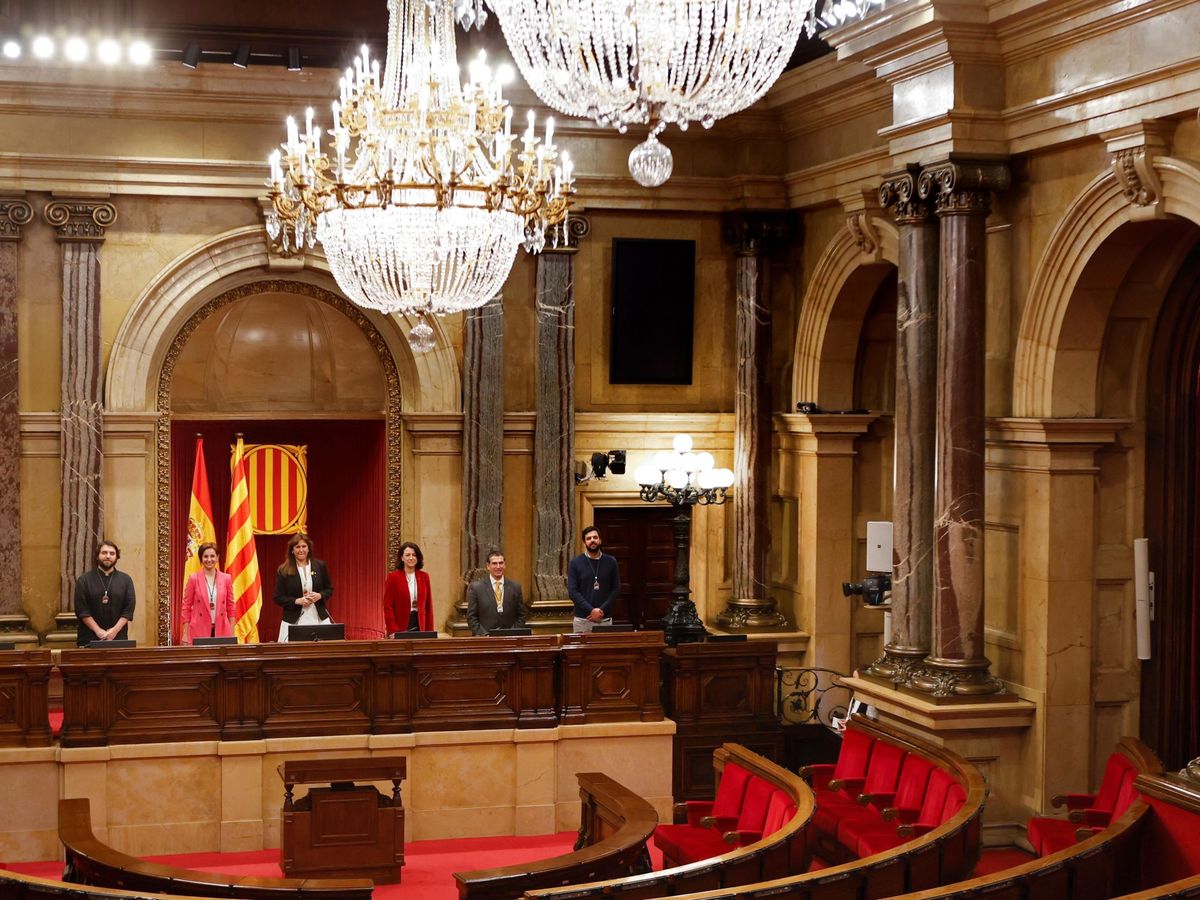 Foto: La mesa del Parlament de Cataluña. (EFE)