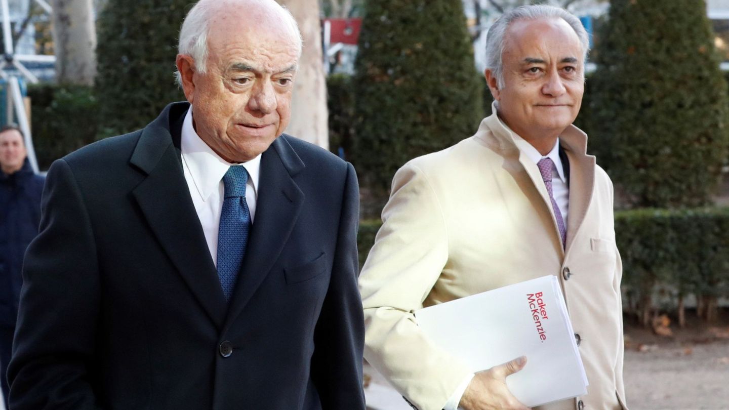 El expresidente de BBVA Francisco González, junto al abogado Jesús Santos, de Baker McKenzie. (EFE)