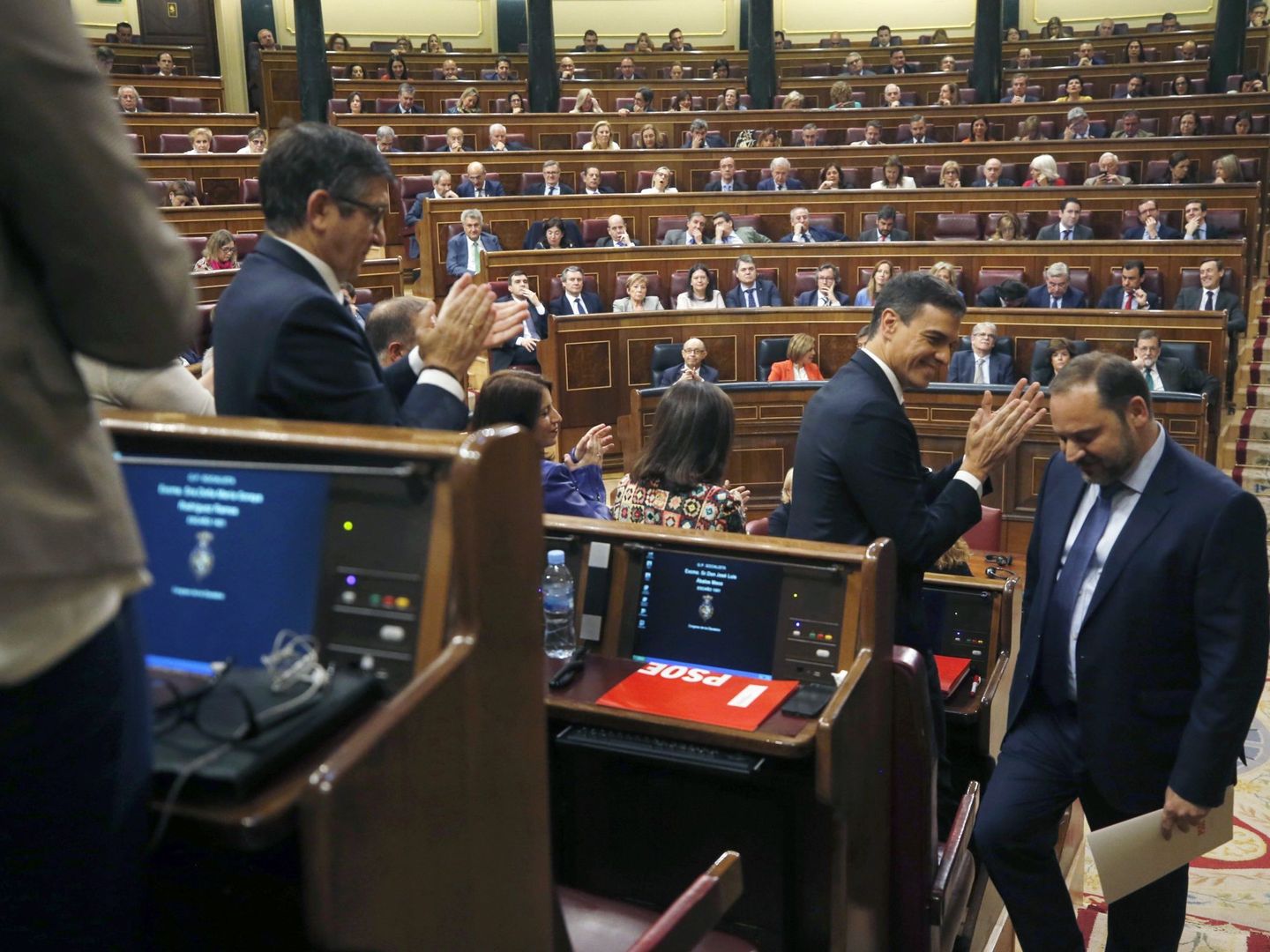 El líder del PSOE, Pedro Sánchez, aplaude a José Luis Ábalos tras su intervención. (EFE)