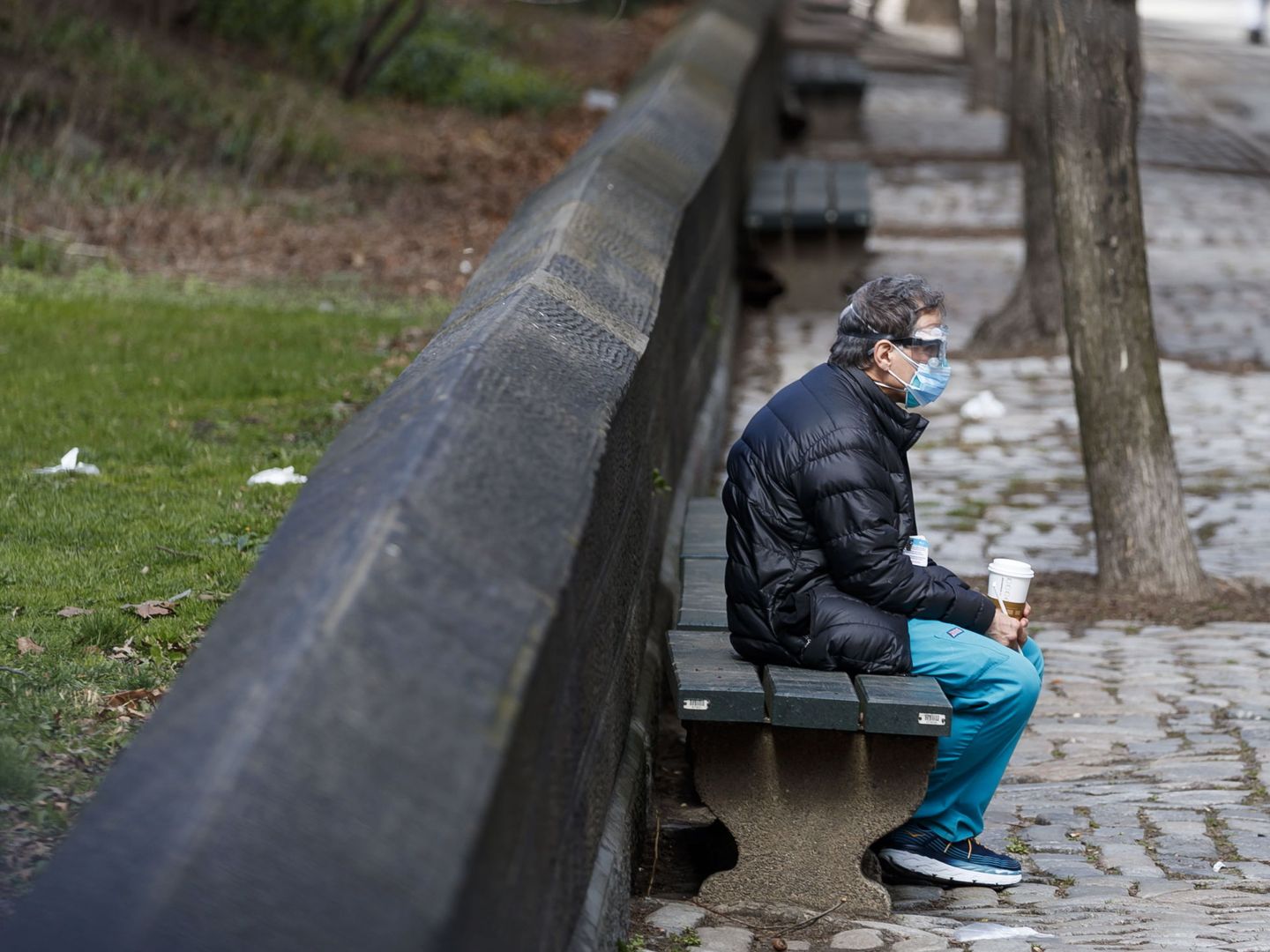 Un médico sentado en un banco de un parque de Nueva York. (Reuters)