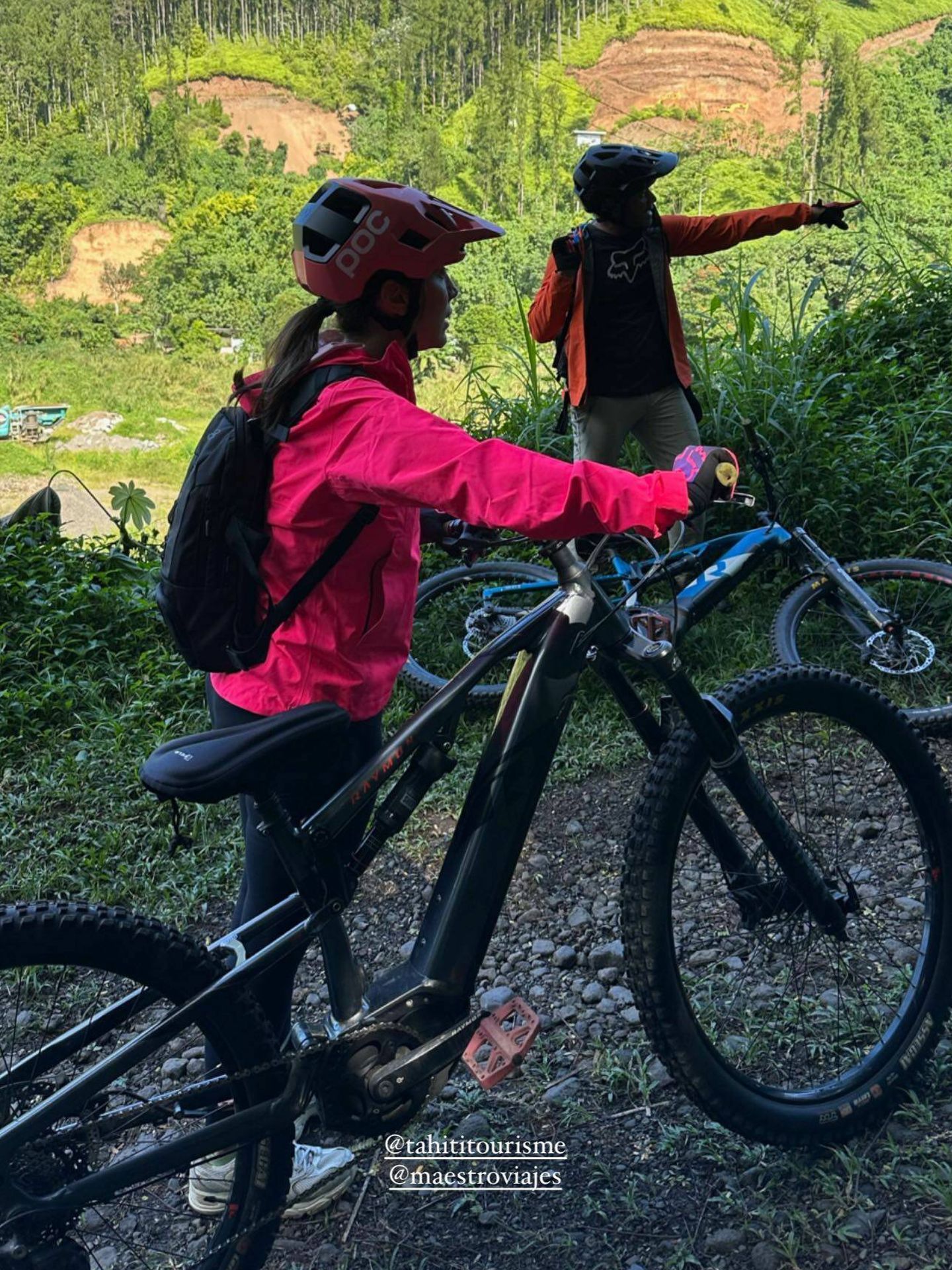 Tamara Falcó, montando en bicicleta durante su excursión en Tahití. (Instagram: @tamara_falco)