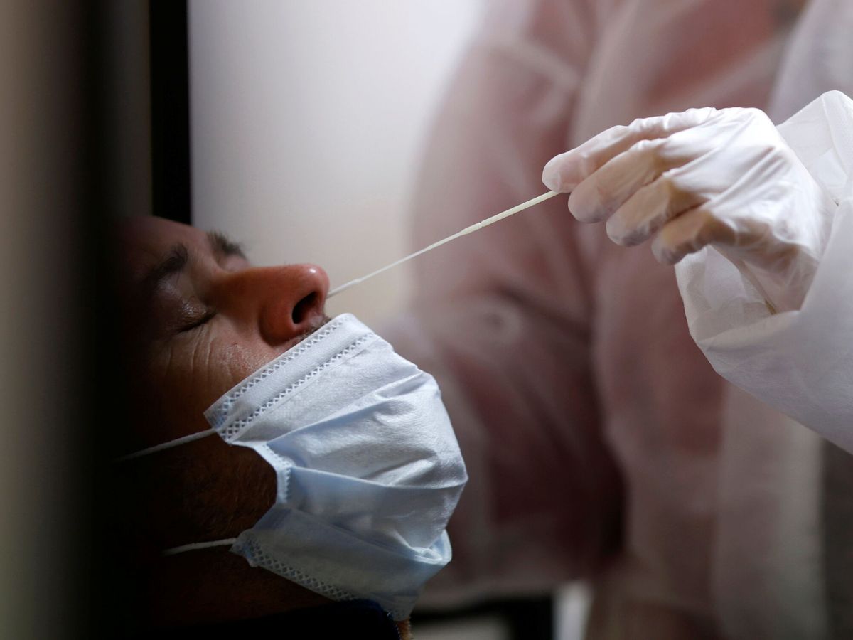 Foto: Una trabajadora sanitaria realiza una prueba PCR. (Reuters/Stephane Mahe)