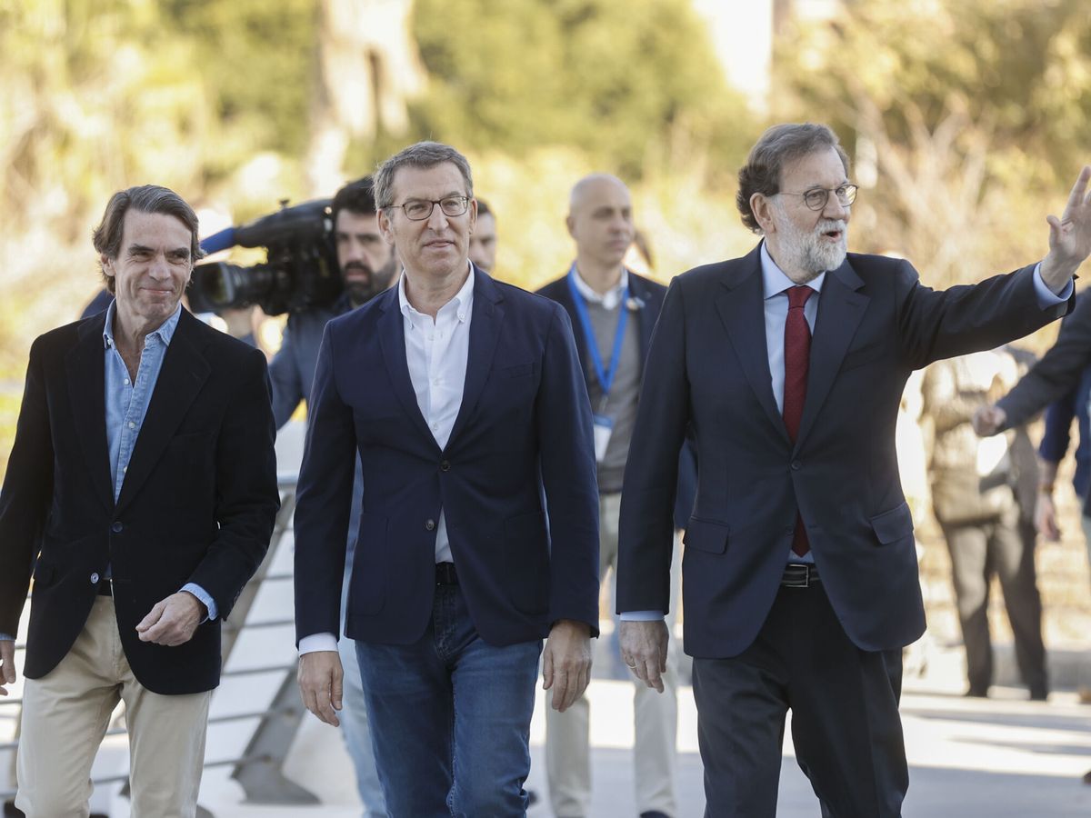Foto: El líder del PP, Alberto Núñez Feijóo, junto a Rajoy y Aznar, en un acto del partido. (EFE/Kai Forsterling)