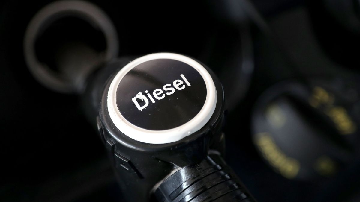 El diésel se dispara un 5,6% en una semana y ya supera los 2 euros en más de 80 de gasolineras 