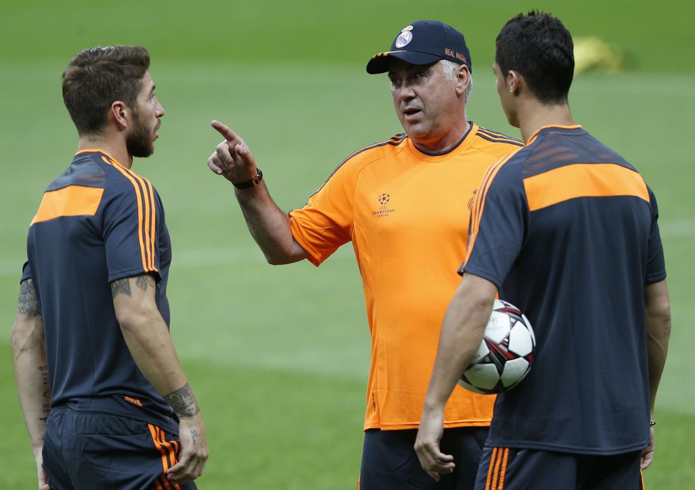 Foto: Ancelotti charla con Sergio Ramos y Cristiano (Reuters).