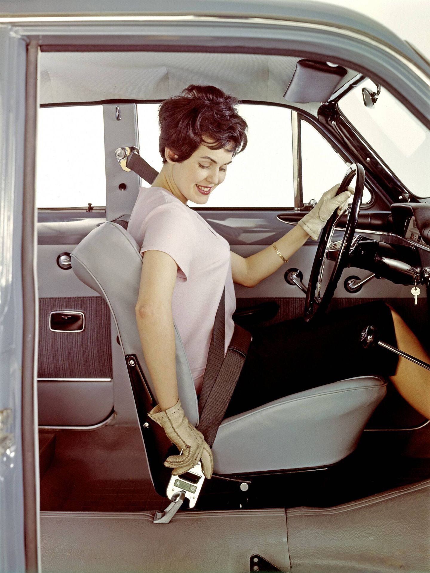 La menor estatura de muchas mujeres se relaciona con una postura insegura al volante.