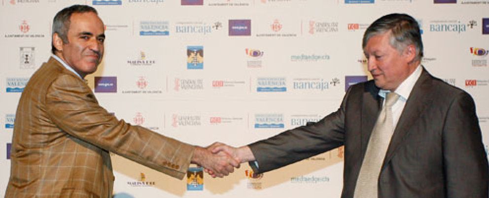 Foto: Kárpov y Kaspárov firman las paces por el bien del ajedrez