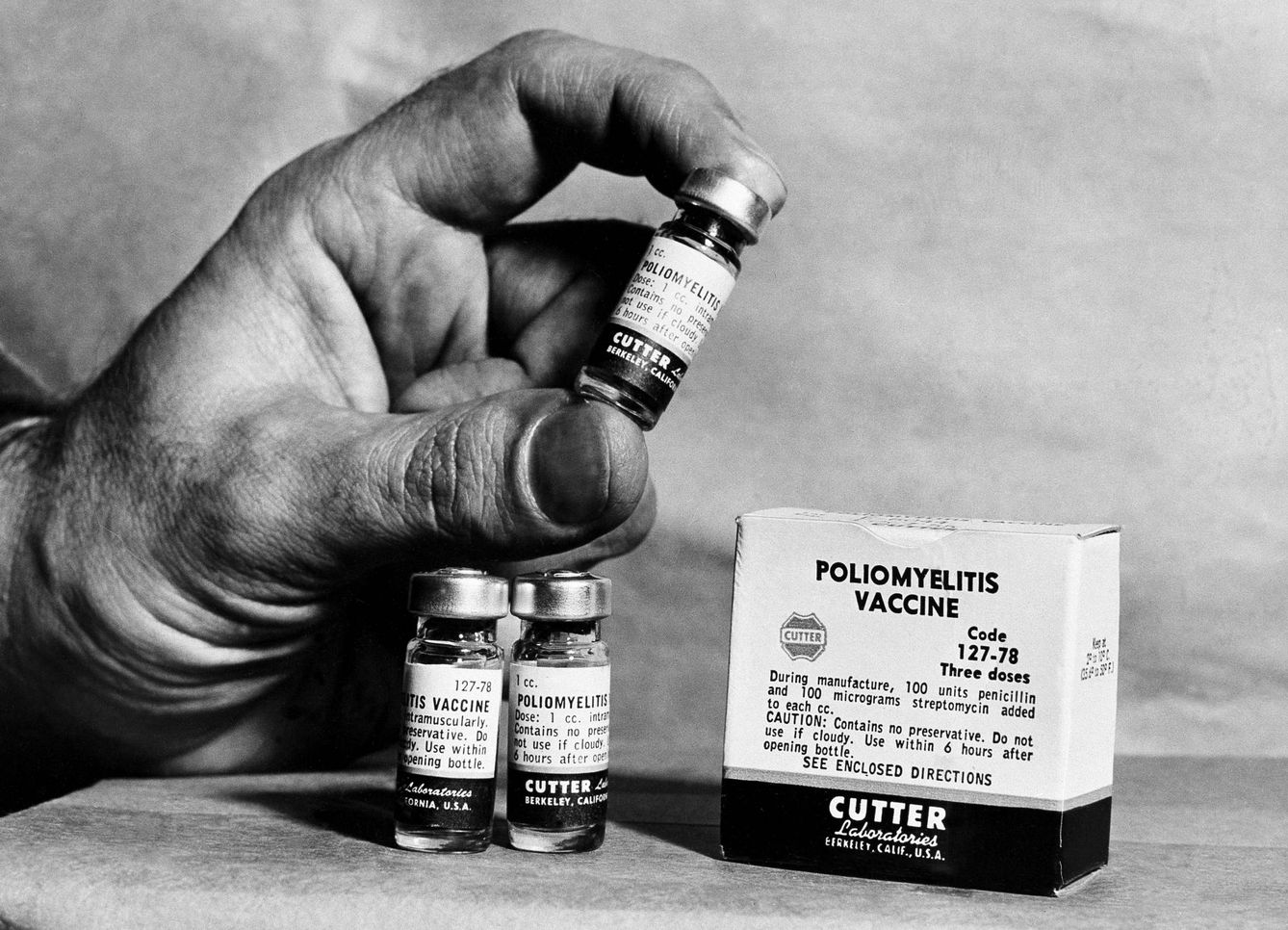 Una dosis de la vacuna de la polio del laboratorio Cutter.