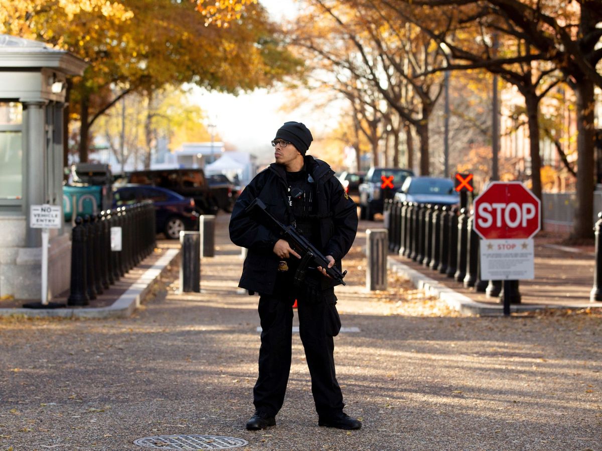 Foto: Miembro de los Servicios Secretos de Estados Unidos defendiendo los accesos a la Casa Blanca (EFE)