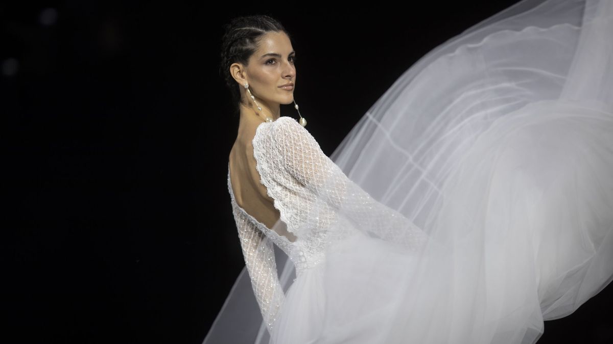 Rosa Clará y sus vestidos de novia de las colecciones 2024 - Foto 1